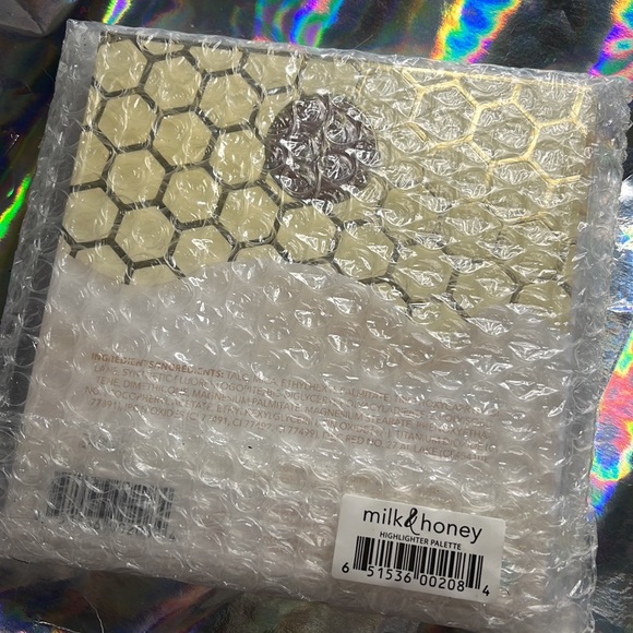 Beauty Bakerie MILK & HONEY HIGHLIGHTER PALETTE - Picture 3 of 5